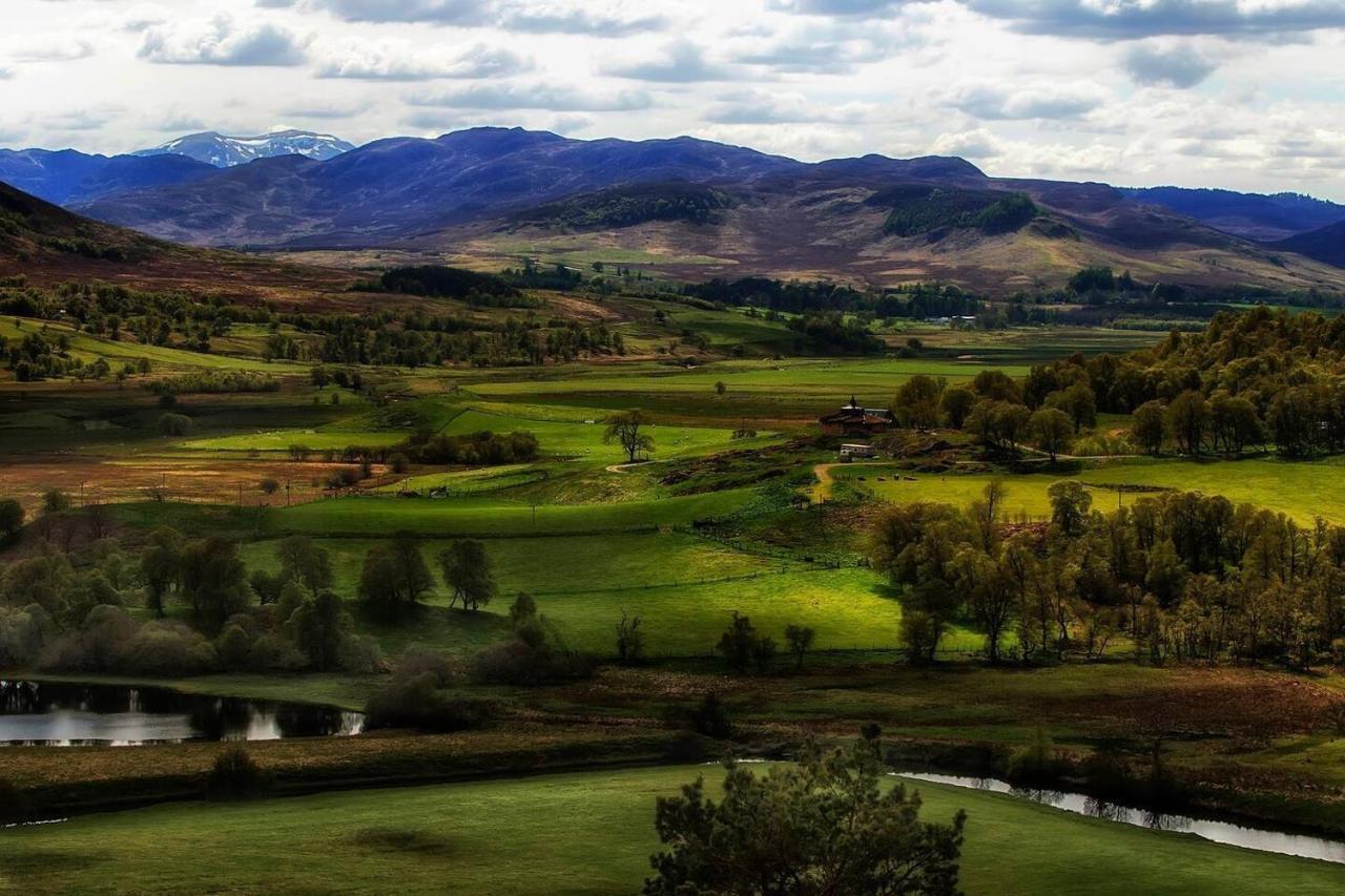 Spectacular Mountain View Ecopod Villa Newtonmore Eksteriør bilde